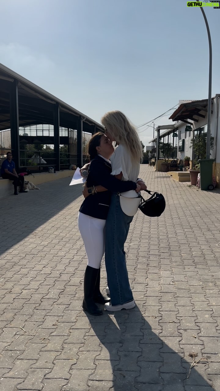 Bibá Pitta - 6.8K Likes - A cada competição, como as do @specialolympicsportugal ,o que vemos não é apenas uma prova, mas um exemplo puro de superação 🥰
A Madalena,como muitos outros atletas,enfrentam uma carga emocional enorme,cheia de nervosismo e responsabilidade!!!
Para eles,cada passo,cada movimento, é fruto de um esforço gigantesco,e ás vezes, nós olhamos e pensamos que é simples,que é fácil, mas para estas pessoas especiais, cada pequena conquista é uma vitória gigante💪
Estas provas são um testemunho de resiliência,de força interior e da determinação inabalável de pessoas que,todos os dias, enfrentam desafios que a maioria de nós nem imagina…
A Madalena e todos os que participam são verdadeiros campeões, não porque ganham medalhas, mas porque lutam com uma garra e uma vontade que deveria ser e é uma lição para todos nós!
Enquanto muitos passam pela vida sem perceber o quanto devemos valorizar o esforço e a dedicação, estas pessoas mostram que,mesmo com as dificuldades, é possível brilhar…por isso todos os dias temos que celebrar as suas vitórias por pequenas que sejam,reconhecer o valor que têm e lembrar que, elas são a verdadeira essência do que significa ser capaz!!. Porque ser capaz não é só chegar em primeiro,é ter a coragem de dar o primeiro passo, de tentar, de persistir, e nunca desistir!
Parabéns por acreditarem , por fazerem festa em tudo e nos ensinarem a ser pessoas melhores !!!
Mãe e Madrinha mais orgulhosa não há !! SOU EU !!
Com amor
Biba
#specialolympics #academiajoaocardiga#horselovers #specialpeople #specialgirl #mygirl #loveyou #specialday #thanks