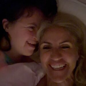 Bibá Pitta Instagram - Vamos fingir que ainda é de noite minha gente querida? 😜😍!!! Não resisto em partilhar convosco esta carinha.. este sorriso malandro…e este mimo especial sempre a transbordar deste coração com pernas da nossa special girl mais querida 🥰🩷
Já agora boa noite para todos 😂😂😂😍.. até amanhã ♥️
Beijinhos 😍

#specialgirl #filhalinda #mygirls #amorquenaosemede #amorpuro #diferentedasiguais #vivaavida #euela #💕