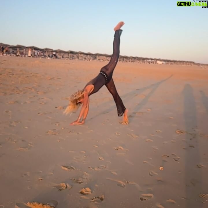 Bibá Pitta - 5K Likes - Ontem perguntaram-me com um ar jocoso 🤪
A menina fez a roda prometida? Não vi nada….
Oh minha amiga por quem sois ….
Ora toma lá a roda … o pino .. e a ponte o que quiseres 😂😂😂😍
Siga !!!
Beijinhos, dia feliz☀️
#roda #ageisjustanumber #59 #lovemylife❤️