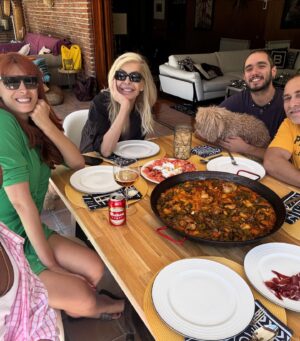Bibiana Fernández Instagram - Empecé por el final, borrachas pero antes comimos reímos nos disfrazamos y gozamos, música todos los clásicos y no hablo de Mozart, perrerio ❤️ bueno ya se fueron todos y al ver la foto no puse @ @idtm @unfilmdepablo @eduardonavarreteoficial @_valeriavegas_ y servidora , a dormir la mona que buen día 😘ahhhhh!!!!!