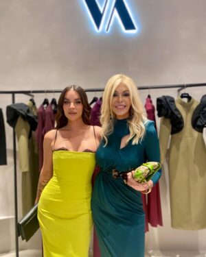 Bibiana Fernández Instagram - Eso es lo que se siente cuando una amiga, alcanza otro deseo, @vickymartinberrocal  abre Victoria en Velazquez 49, vestido maravillosos que sientan de escándalo, aquí todas llevamos @victoria.coleccion y solo tengo estas fotos pero ella lo tiene todo placer @marsaura @lajedet  cuando me mande subo grupo💚🤎