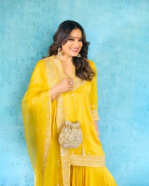 Bipasha Basu Instagram - Sunshine ☀️🧿
#choosingsunshine #choosinghappiness 
.
.
.
Styling @eshaamiin1 
Outfit @gopivaiddesigns 
Mua @billymanik81 
Hair @hairbyykaushall 
Shoes @fizzygoblet 
Bag @artapparelandaccessories
Jewellery @mayasanghavijewels
Photographer @kadamajay
