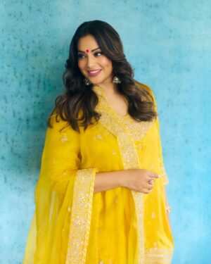 Bipasha Basu Instagram - Sunshine ☀️🧿
#choosingsunshine #choosinghappiness 
.
.
.
Styling @eshaamiin1 
Outfit @gopivaiddesigns 
Mua @billymanik81 
Hair @hairbyykaushall 
Shoes @fizzygoblet 
Bag @artapparelandaccessories
Jewellery @mayasanghavijewels
Photographer @kadamajay