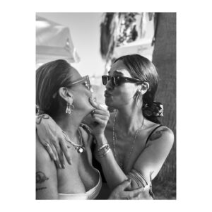 Birce Akalay Instagram - _________Bazı kızlar çok güzel.

The most blessed summer passes as fast as a firecracker.

🧜🏻‍♀️💅🏼💋🌹🥂🏝️