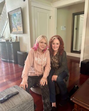 Bonnie Raitt Instagram - So great to get to hang with @nancywilson at her lovely home, where we were interviewed for a film about @thestevecropper, one of the greatest guitarists, songwriters and producers of all time. I feel so lucky to call him a friend.
Can’t wait to see the film when it’s finished! — Bonnie
