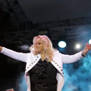 Bonnie Tyler Instagram - 💯🤟😉 Cerramos las Ferias y Fiestas de Salamanca a lo grande en la Plaza Mayor, con una leyenda del rock: @bonnietylerofficial 🎤
Su voz rasgada y potente es una de las más reconocibles de la historia del rock. ¡Impresionante! ➡www.ciudaddecultura.org  

#FeriasyFiestas2024  #concierto #SalamancaCiudaddeCultura #Salamanca #cultura #feriasyfiestas #BonnieTyler #80s