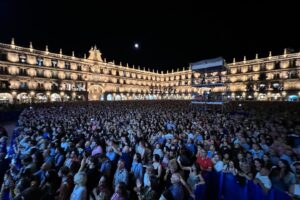Bonnie Tyler Instagram - 💯🤟😉 Cerramos las Ferias y Fiestas de Salamanca a lo grande en la Plaza Mayor, con una leyenda del rock: @bonnietylerofficial 🎤
Su voz rasgada y potente es una de las más reconocibles de la historia del rock. ¡Impresionante! ➡www.ciudaddecultura.org  

#FeriasyFiestas2024  #concierto #SalamancaCiudaddeCultura #Salamanca #cultura #feriasyfiestas #BonnieTyler #80s
