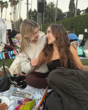 Brooke Elizabeth Butler Instagram - friend group or dating 🫂