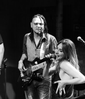 Bruna Guerin Instagram - Do show de quarta. Ainda reverberando. ✨

Obrigada, parceiros.
@guicicarelli , @alexandre_acarvalho , @anderson__costa , @albertoserrentino .

Fotos de @marcobrionesphotography 

#bourbonstreet #bluesrock #soul #band #musica #show #saopaulo #cultura #singer #cantora #atriz