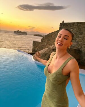 Burcu Özberk Instagram - Mykonos🤍