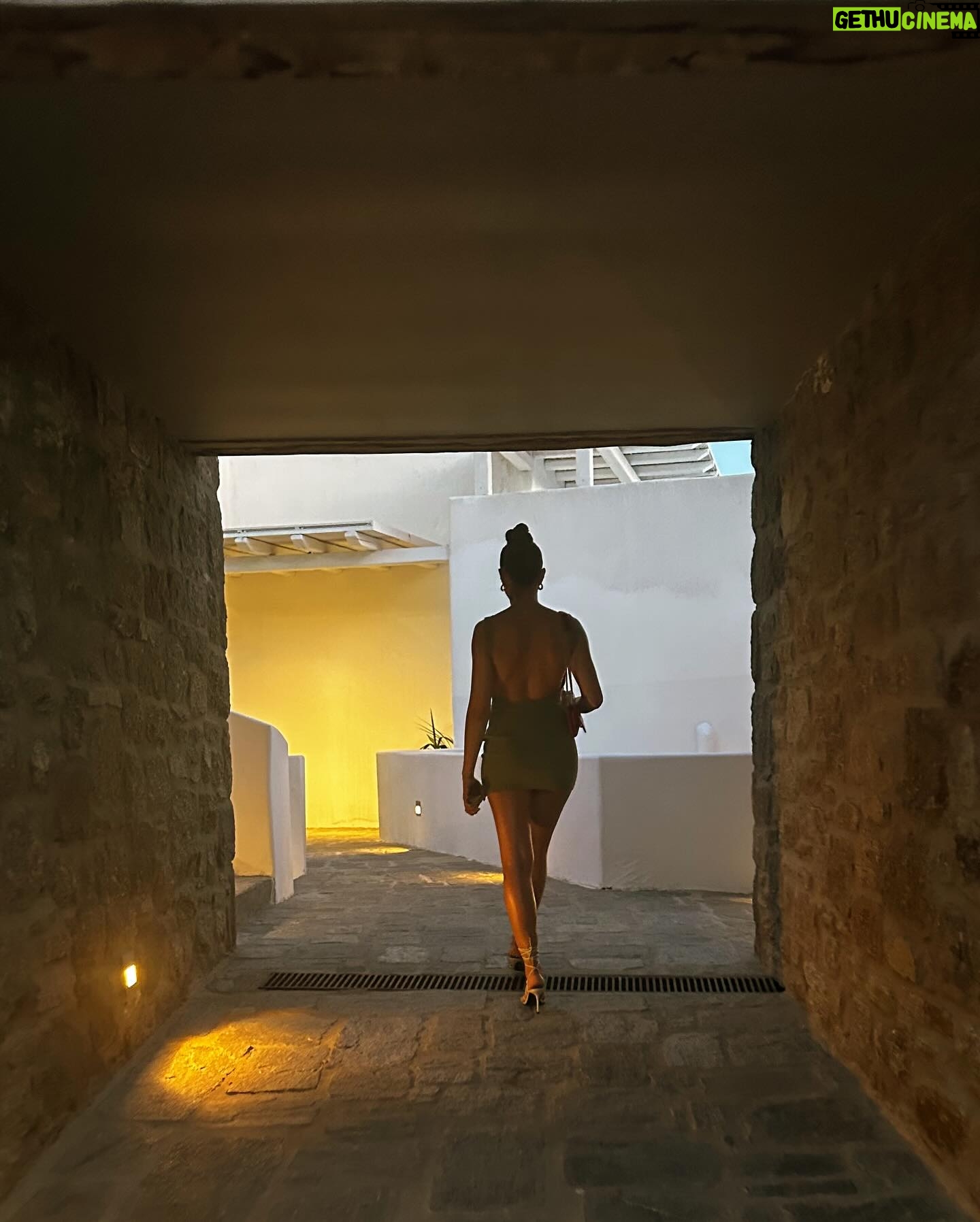 Burcu Özberk - 803.6K Likes - Mykonos🤍