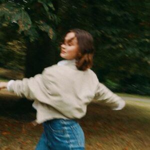 Cailee Spaeny Instagram - In today’s edition of #10Things, we’re with actress @caileespaeny (Cailee Spaeny) from @alienanthology (“Alien: Romulus”), the latest release in the thriller anthology. Twirling through the serene streets of London with an ice-cream cone in hand, it’s hard to picture Cailee starring in the ultimate horror film, yet after last week’s exciting release, it’s safe to say she is doing exactly what she was always meant to do.

“When I was younger I never watched scary movies — I was such a scaredy-cat and so sensitive. But as I started to get into acting I fell in love with the filmmaking of it all, and now I have a huge appreciation for it,” she says. “I still have to watch [scary movies] during the day, but I’m a horror fan now, I’d say.” 

From lounging in the park to seeing co-star-turned-bestie @archierenaux3 (Archie Renaux), there’s nothing scary about these 10 moments in London with Cailee. 🍦🎬🌷😱
