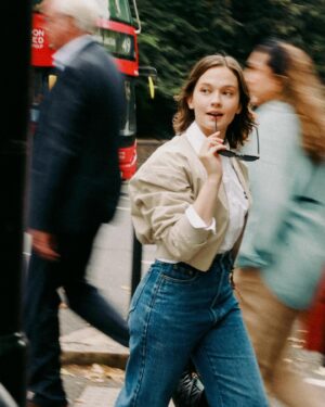 Cailee Spaeny Instagram - In today’s edition of #10Things, we’re with actress @caileespaeny (Cailee Spaeny) from @alienanthology (“Alien: Romulus”), the latest release in the thriller anthology. Twirling through the serene streets of London with an ice-cream cone in hand, it’s hard to picture Cailee starring in the ultimate horror film, yet after last week’s exciting release, it’s safe to say she is doing exactly what she was always meant to do.

“When I was younger I never watched scary movies — I was such a scaredy-cat and so sensitive. But as I started to get into acting I fell in love with the filmmaking of it all, and now I have a huge appreciation for it,” she says. “I still have to watch [scary movies] during the day, but I’m a horror fan now, I’d say.” 

From lounging in the park to seeing co-star-turned-bestie @archierenaux3 (Archie Renaux), there’s nothing scary about these 10 moments in London with Cailee. 🍦🎬🌷😱