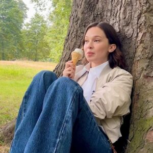 Cailee Spaeny Instagram - In today’s edition of #10Things, we’re with actress @caileespaeny (Cailee Spaeny) from @alienanthology (“Alien: Romulus”), the latest release in the thriller anthology. Twirling through the serene streets of London with an ice-cream cone in hand, it’s hard to picture Cailee starring in the ultimate horror film, yet after last week’s exciting release, it’s safe to say she is doing exactly what she was always meant to do.

“When I was younger I never watched scary movies — I was such a scaredy-cat and so sensitive. But as I started to get into acting I fell in love with the filmmaking of it all, and now I have a huge appreciation for it,” she says. “I still have to watch [scary movies] during the day, but I’m a horror fan now, I’d say.” 

From lounging in the park to seeing co-star-turned-bestie @archierenaux3 (Archie Renaux), there’s nothing scary about these 10 moments in London with Cailee. 🍦🎬🌷😱