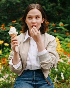 Cailee Spaeny Instagram - In today’s edition of #10Things, we’re with actress @caileespaeny (Cailee Spaeny) from @alienanthology (“Alien: Romulus”), the latest release in the thriller anthology. Twirling through the serene streets of London with an ice-cream cone in hand, it’s hard to picture Cailee starring in the ultimate horror film, yet after last week’s exciting release, it’s safe to say she is doing exactly what she was always meant to do.

“When I was younger I never watched scary movies — I was such a scaredy-cat and so sensitive. But as I started to get into acting I fell in love with the filmmaking of it all, and now I have a huge appreciation for it,” she says. “I still have to watch [scary movies] during the day, but I’m a horror fan now, I’d say.” 

From lounging in the park to seeing co-star-turned-bestie @archierenaux3 (Archie Renaux), there’s nothing scary about these 10 moments in London with Cailee. 🍦🎬🌷😱