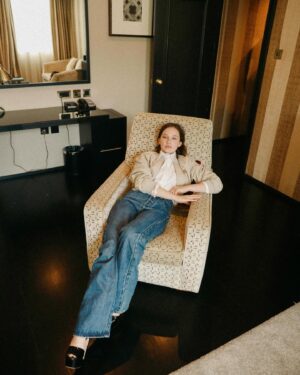 Cailee Spaeny Instagram - In today’s edition of #10Things, we’re with actress @caileespaeny (Cailee Spaeny) from @alienanthology (“Alien: Romulus”), the latest release in the thriller anthology. Twirling through the serene streets of London with an ice-cream cone in hand, it’s hard to picture Cailee starring in the ultimate horror film, yet after last week’s exciting release, it’s safe to say she is doing exactly what she was always meant to do.

“When I was younger I never watched scary movies — I was such a scaredy-cat and so sensitive. But as I started to get into acting I fell in love with the filmmaking of it all, and now I have a huge appreciation for it,” she says. “I still have to watch [scary movies] during the day, but I’m a horror fan now, I’d say.” 

From lounging in the park to seeing co-star-turned-bestie @archierenaux3 (Archie Renaux), there’s nothing scary about these 10 moments in London with Cailee. 🍦🎬🌷😱