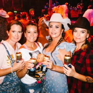 Camilla Läckberg Instagram - Och här kommer fler gobitar från lördagens Bonnafest!! 🤠🍻 #lackberg50