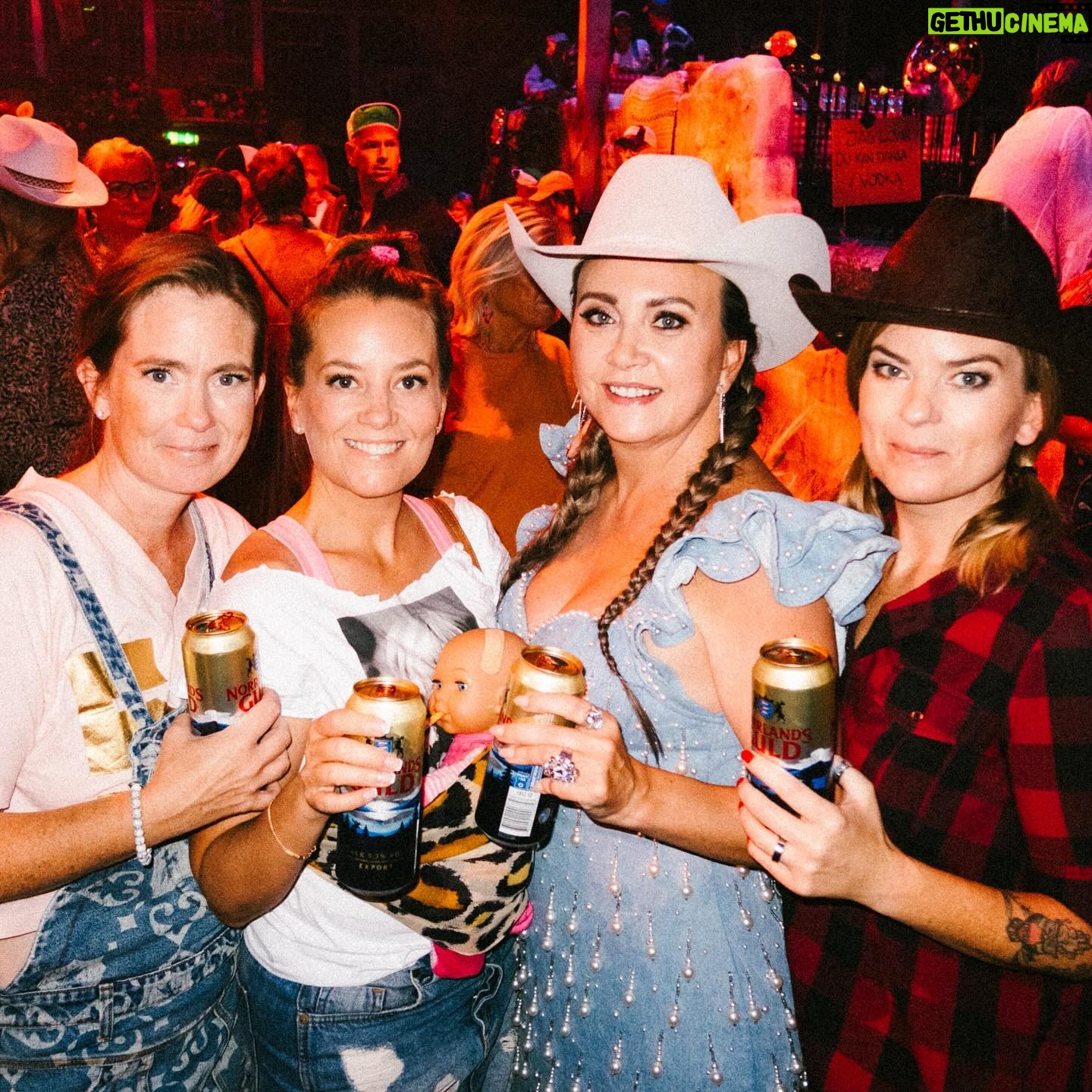Camilla Läckberg - 5.2K Likes - Och här kommer fler gobitar från lördagens Bonnafest!! 🤠🍻 #lackberg50