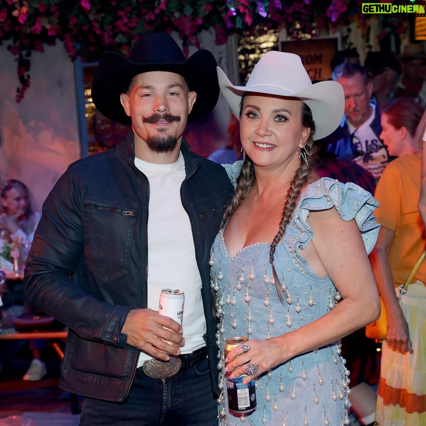 Camilla Läckberg - 5.2K Likes - Och här kommer fler gobitar från lördagens Bonnafest!! 🤠🍻 #lackberg50