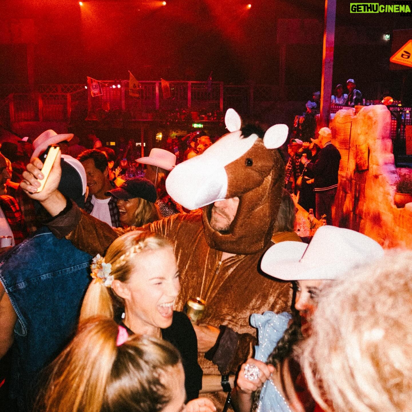 Camilla Läckberg - 5.2K Likes - Och här kommer fler gobitar från lördagens Bonnafest!! 🤠🍻 #lackberg50