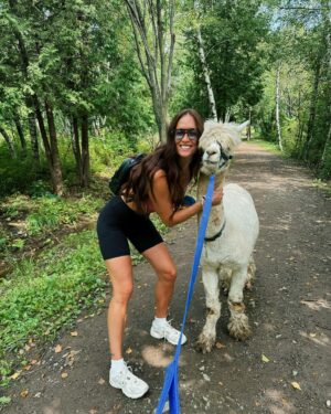 Camille Dufresne Instagram - Juste des choses qui ne vont aucunement ensemble mais qui sont parfaite :
Alpaga 🦙 
Soleil ☀️ 
Amie 👯‍♀️ 
Frères 👬
Nature ⛰️ 
Nourriture 🥘 
Mocktail 🍹
