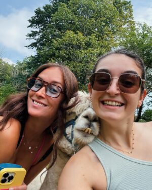 Camille Dufresne Instagram - Juste des choses qui ne vont aucunement ensemble mais qui sont parfaite :
Alpaga 🦙 
Soleil ☀️ 
Amie 👯‍♀️ 
Frères 👬
Nature ⛰️ 
Nourriture 🥘 
Mocktail 🍹