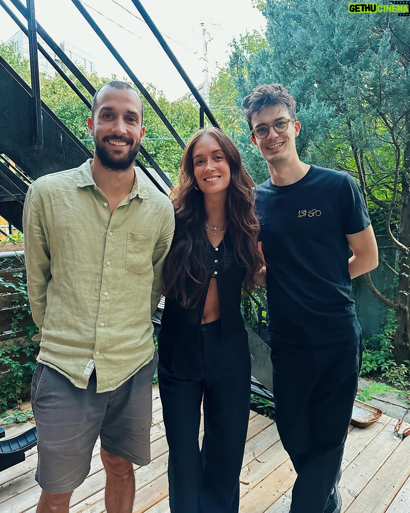 Camille Dufresne - 1K Likes - Juste des choses qui ne vont aucunement ensemble mais qui sont parfaite :
Alpaga š¦
Soleil āļø
Amie šÆāāļø
FrĆØres š¬
Nature ā°ļø
Nourriture š„
Mocktail š¹