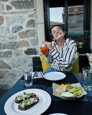 Camille Dufresne Instagram - Juste des choses qui ne vont aucunement ensemble mais qui sont parfaite :
Alpaga 🦙 
Soleil ☀️ 
Amie 👯‍♀️ 
Frères 👬
Nature ⛰️ 
Nourriture 🥘 
Mocktail 🍹