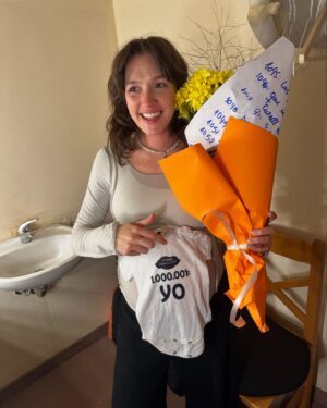 Candela Vetrano Instagram - Gracias @lascosasmaravillosasteatro 💛 serás inolvidable.

@meyscapola directora, guía, corazón de esta obra.
@cicero.ok por tu cuidado, tu atención.
@brunopedemonti @eloisa_canton_  @pipaproduce @tomas.rottemberg @multiteatro  gracias por su confianza en cada paso, y su calidez. 

A todos ustedes que vinieron y agotaron todas las funciones ❤️