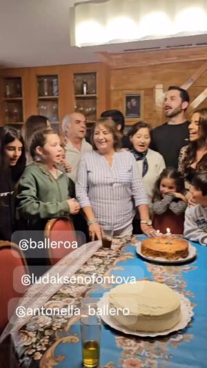Carla Ballero Instagram - Cumpleaños de mi madre 🥰
71  Años #familia