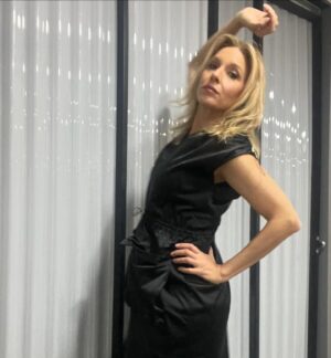 Carla Peterson Instagram - Stormy weather 
Esta noche nos vemos en el @teatroelgalpon  21 hs #montevideo 
#
#
estilismo @rominagiangreco 
Producción @rfgstylecoaching 

@blossomofficiel 
@sylviegeronimizapatos
