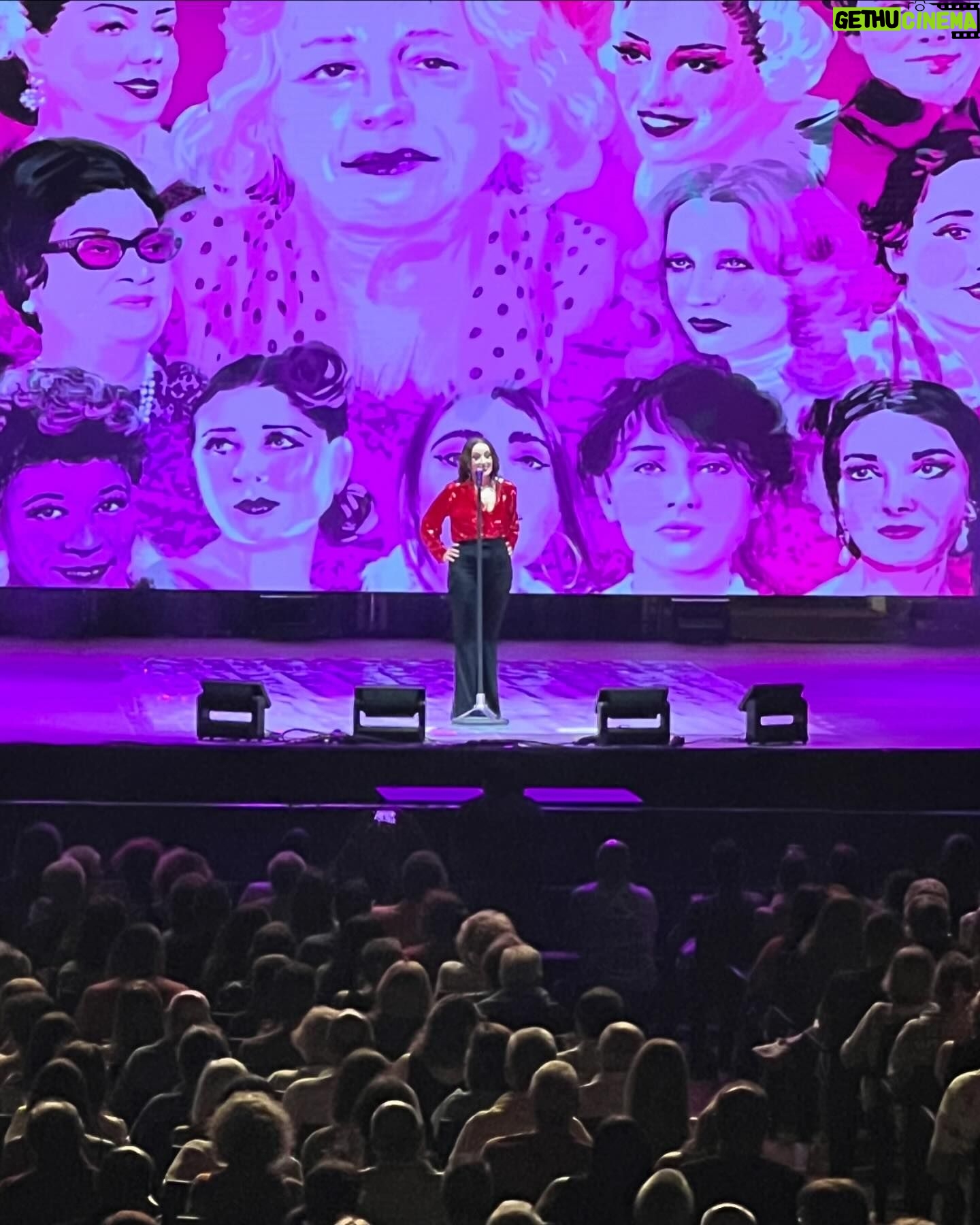 Carme Barceló - 1.3K Likes - Dies de música, lectura, cultura i natura embogida.
1. Flors
2. Camins
3. Esperant a la Luz
4. Ella i les dones de la seva vida @luzcasaloficial @cristinacabanasrodriguez @pilarinbayes @sorluciacaram
5. Vinitos, sol i el que ens protegeeix d’ell @mesoestetic
6. Les hores lentes @hotelsantperedelbosc
7. Al mig del bosc
8. La gran @sarabaras a @caproigfestival @mesoestetic
9. B/N
10. Carpaccio de bacallà
11. Vent