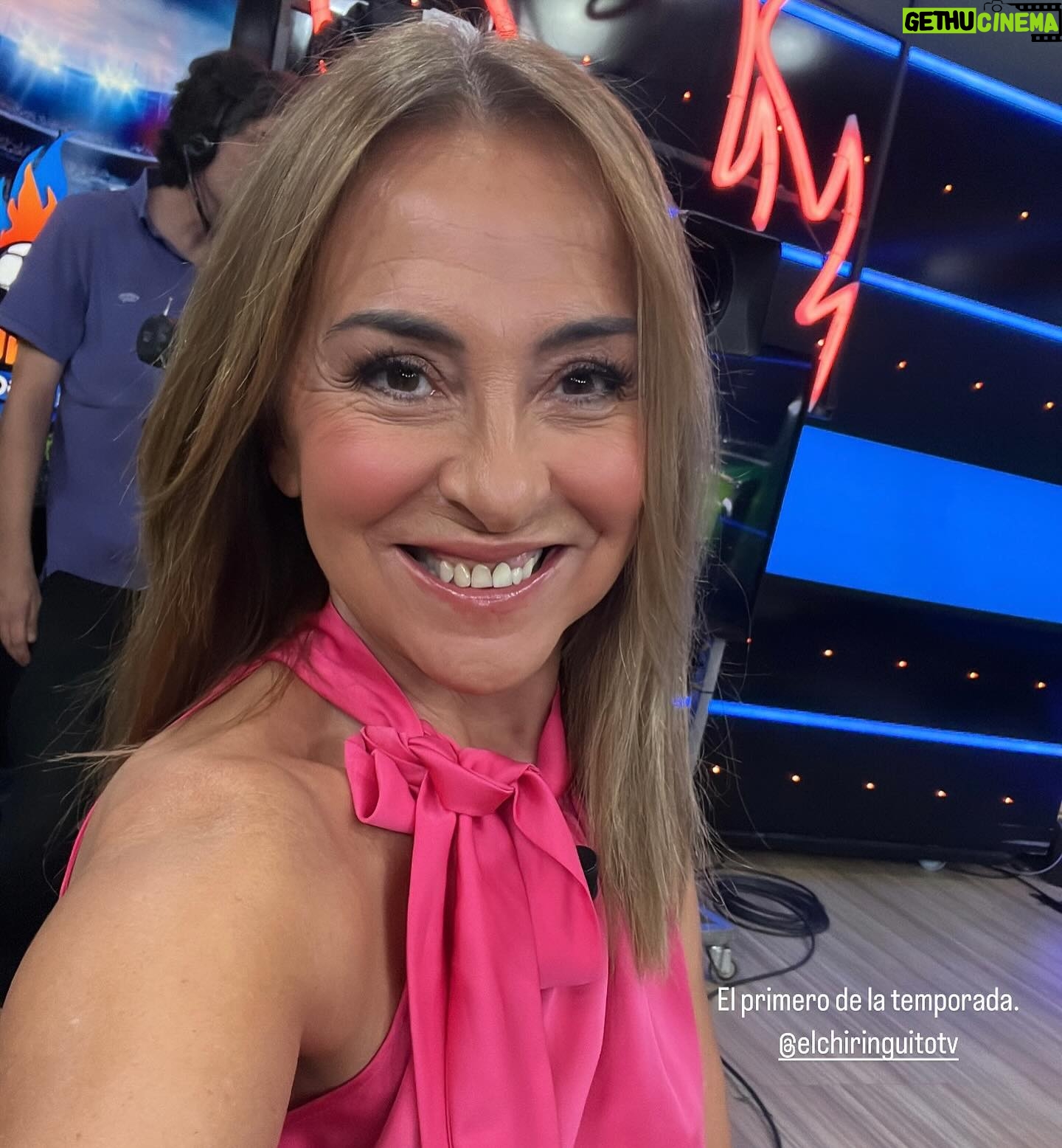 Carme Barceló - 1K Likes - El primero de la temporada. Larga vida a @elchiringuitotv
1. Nuestro plató con césped nuevo
2. El selfie de la publi
3. Cara a cara con @velascoedu