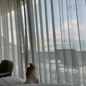 Carme Barceló Instagram - Darrers dies d’agost.
1. Senyors, senyora i arròs del senyoret
2. El senyoret
3. Descans de la guerrera a Sitges
4. Plató i pilota
5. El senyoret de casa
6. Selfie d’ascensor
