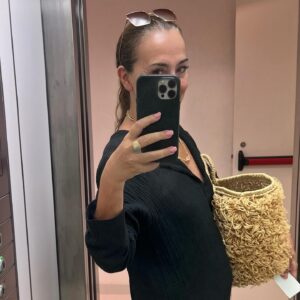 Carme Barceló Instagram - Darrers dies d’agost.
1. Senyors, senyora i arròs del senyoret
2. El senyoret
3. Descans de la guerrera a Sitges
4. Plató i pilota
5. El senyoret de casa
6. Selfie d’ascensor