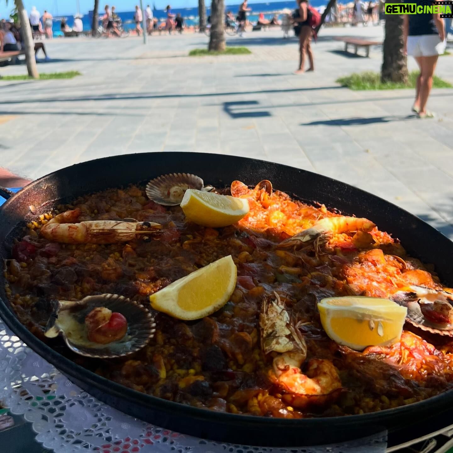 Carme Barceló - 729 Likes - Així acabem la setmana. Ni tan mal.
1. Posado improvisado gracias a @malsvp
2. Orgull de Rocafonda @lamineyamal @fcbarcelona
3. Divines @mgarciadelahera @elsaanka8
4. Paella dominical made in @restaurantesalamancags
5. Momentazo made in @lolacasademunt @maitegassocasademunt @esthercanadasofficial
6. Admiració per aquesta dona @maitegassocasademunt @lolacasademunt
7. Connexió Madrid-Dubai amb la nostra @paula.benzal
8. Huevos rotos con carabineros made in @restauranteasgaya
9. Cumplimos 16 años al pie del cañón, de la información y de la opinión @elchiringuitotv @josep.pedrerol
10. La prèvia del Cafè d’Idees televisiu a @radio4_rne