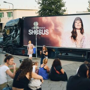Carolin Kebekus Instagram - Ihr könnt euch gar nicht vorstellen, wie geil das ist, gerade wieder auf Tour zu sein. Es macht so nen Spaß mit euch. SHESUS loves you ♥️ 

📸 @hallomarvin @buehnenkunstgmbh
