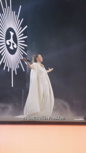 Carolin Kebekus Instagram - Danke, Frankfurt, dass ihr die erste große Show von SHESUS zu einem unvergesslichen Abend gemacht habt ♥️ 

Es tut uns unfassbar leid, dass ein paar von euch im Verkehrs-Chaos stecken geblieben und nicht bis zur Halle durchgekommen sind. Wir wussten es vorher nicht, aber es gab wohl parallel zwei weitere Großveranstaltungen und eine Störung bei der Bahn im Großraum Frankfurt, was zu dieser überlasteten Parkplatz-Situation geführt haben soll. 

Mein Team ist im Austausch mit der Stadt und den SicherheitsmitarbeiterInnen, um beim nächsten Mal Vorkehrungen treffen zu können. Grundsätzlich eine liebe Bitte: Versucht doch bitte, frühzeitig zu meinen Shows anzureisen, denn wir haben leider keinen Einfluss auf die Verkehrs-Situation.

@buehnenkunstgmbh