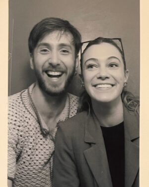 Carolina Domenech Instagram - Esta es tu señal para irte de viaje con tu mejor amigo. 

Dump de Bruselas, Brujas y Londres ♥️

Gracias @safestayhostels por darnos un lugar hermoso para recuperar energías y salir a conocer el mundo ✨