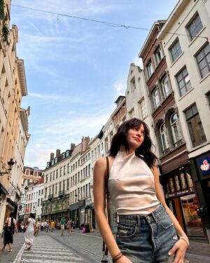 Carolina Domenech Instagram - Hoy me compré una peluca, asi que ahora puedo ser morocha cuando quiera ♥️ 
Chocha con esta combineta que me acompaña en el viaje @pita.baires y @thelfinastore