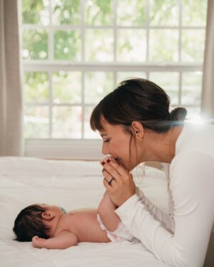Carolina Gaitán Instagram - Un mes de Salomón afuera de mi panza. No puedo parar de olerlo y de sentir su pielecita de algodón. Ya parece enfocarme y siento que el infinito entero se abre a través  de sus ojos. 👶🏻🖤
#amoquerespires #happy1stmonth #salomondemiadoracion