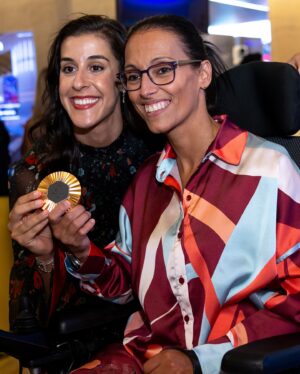 Carolina Marín Instagram - Anoche celebramos la inauguración del @espaciomovistar en el Edificio Telefónica y no nos lo perdimos ninguno 💙 Qué equipazo y qué familia @movistar_es 🫶