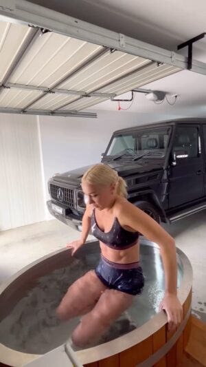 Caroline Buchanan Instagram - Life is like underwear.. change is good @knobby 💞 Off season training is back in full swing! 
Mixing it up this offseason with more hybrid training. 

#mtb #mountainbike #runningreels #knobbynation #ride #hybridathlete #cbr #canberra #hybridtraining #odinicebath #crankworx #mountainbiker