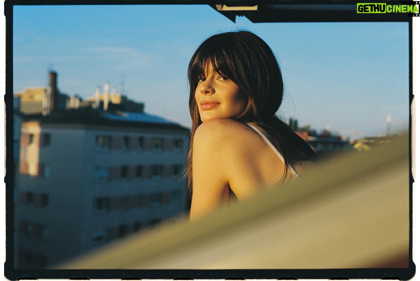 Caroline Day - 2.8K Likes - spying on the neighbors