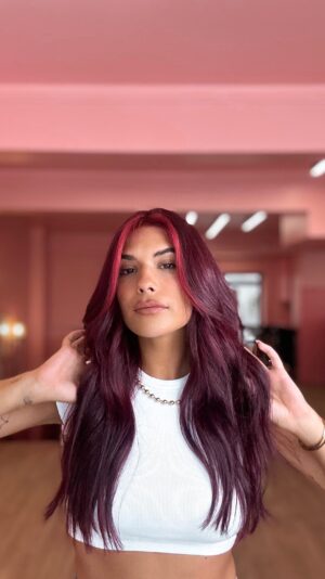 Catarina Filipe Instagram - Outono, já podes vir que tou pronta 🍒🌶️💋 

Ter amigas talentosas, mais do que sorte, é um privilégio 🫶🏼 
@pinkroombydora na coloração e @vera_amaro_cabeleireiros no corte, criaram este look que me está a fazer sentir mais gata que nunca! Obrigada obrigada obrigadaaaa