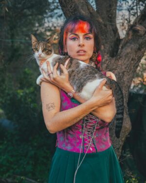 Catarina Perez Instagram - A tentar viver num conto de fadas mas a pagar segurança social anyway 🧚‍♀️🐱🌸🌿🍄🏰🦋🌙🫧
✨obrigada pelas fotografias @akidcalledfabio ;
✨obrigada pelo empréstimo do vestido @abe_atriz ;
✨obrigada pela alegria @spike.e.siesta ❣️
Devia mudar a fotografia de perfil para alguma destas? 💅🏻