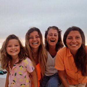 Catarina Siqueira Instagram - 15 dias de casa aberta. Família e amigos com sabor a Verão de mar azul com carneirinhos e céu bonito de várias cores. (Só dispensávamos o cinzento) Aqueles 15 dias que sabem a 3. Ericeira, sua bonita, até um dia destes 🩵

#vacaymode #ericeira #familytime #siguremospiquenos #becausethatsjustthewayitis