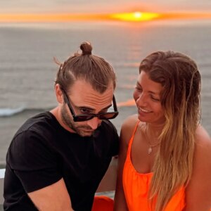 Catarina Siqueira Instagram - 15 dias de casa aberta. Família e amigos com sabor a Verão de mar azul com carneirinhos e céu bonito de várias cores. (Só dispensávamos o cinzento) Aqueles 15 dias que sabem a 3. Ericeira, sua bonita, até um dia destes 🩵

#vacaymode #ericeira #familytime #siguremospiquenos #becausethatsjustthewayitis