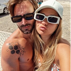 Catarina Siqueira Instagram - 15 dias de casa aberta. Família e amigos com sabor a Verão de mar azul com carneirinhos e céu bonito de várias cores. (Só dispensávamos o cinzento) Aqueles 15 dias que sabem a 3. Ericeira, sua bonita, até um dia destes 🩵

#vacaymode #ericeira #familytime #siguremospiquenos #becausethatsjustthewayitis