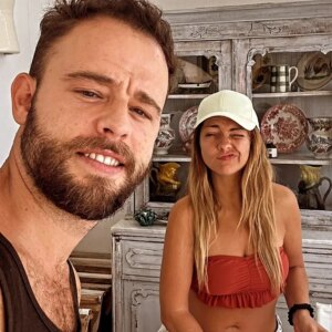 Catarina Siqueira Instagram - 15 dias de casa aberta. Família e amigos com sabor a Verão de mar azul com carneirinhos e céu bonito de várias cores. (Só dispensávamos o cinzento) Aqueles 15 dias que sabem a 3. Ericeira, sua bonita, até um dia destes 🩵

#vacaymode #ericeira #familytime #siguremospiquenos #becausethatsjustthewayitis